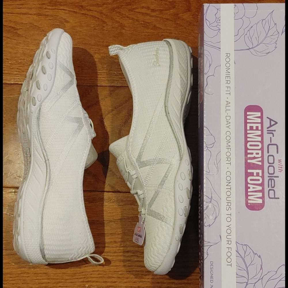 New SKETCHERS slip on all White sneakers New